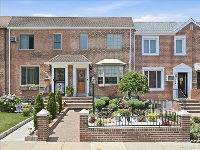 3 BR,  4.00 BTH &nbsp;Colonial style home in Middle Village