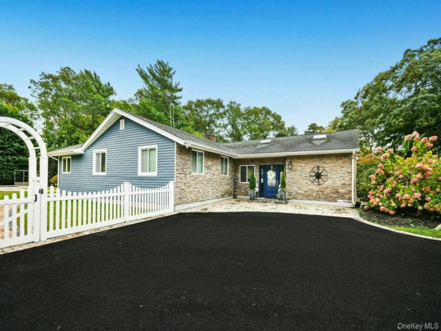  3 BR,  3.00 BTH &nbsp;Exp ranch style home in Sayville
