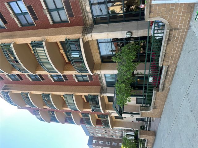 1 BR,  1.00 BTH &nbsp;Mid rise style home in Briarwood
