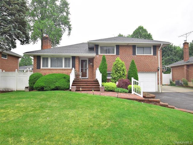  3 BR,  2.00 BTH &nbsp;Split level style home in Syosset