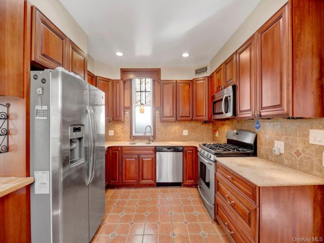  3 BR,  3.00 BTH &nbsp;Colonial style home in Canarsie