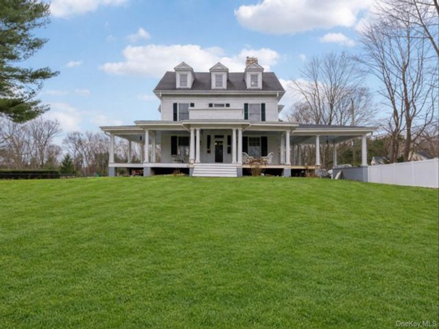  6 BR,  3.00 BTH &nbsp;Colonial style home in Syosset