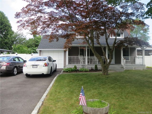  1 BR,  1.00 BTH &nbsp;Includes legal  style home in East Northport