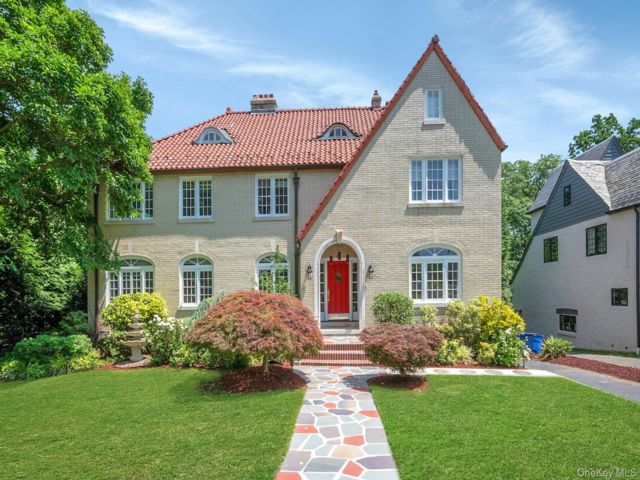  4 BR,  5.00 BTH &nbsp;Colonial style home in Pelham