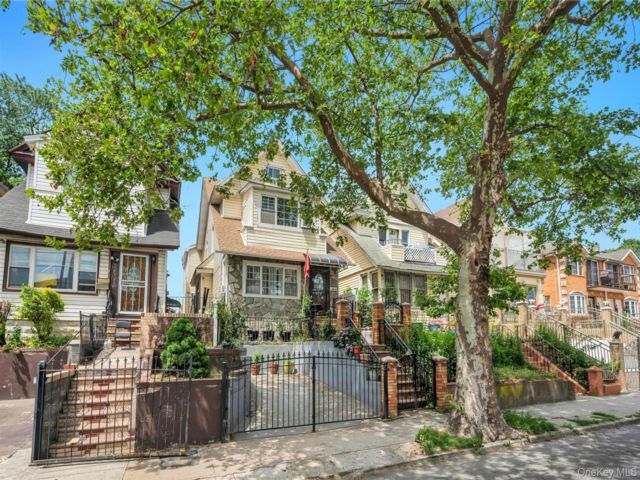  5 BR,  2.00 BTH &nbsp;Colonial style home in Richmond Hill