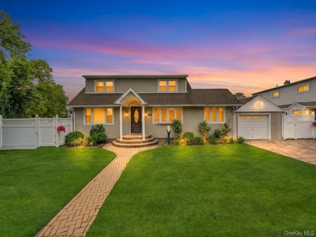  4 BR,  3.00 BTH &nbsp;Exp cape style home in Hicksville