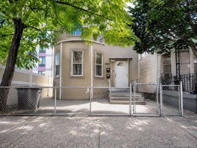  6 BR,  3.00 BTH &nbsp;House style home in Stadium