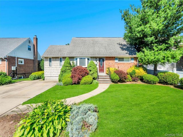  4 BR,  2.00 BTH &nbsp;Exp cape style home in Hicksville