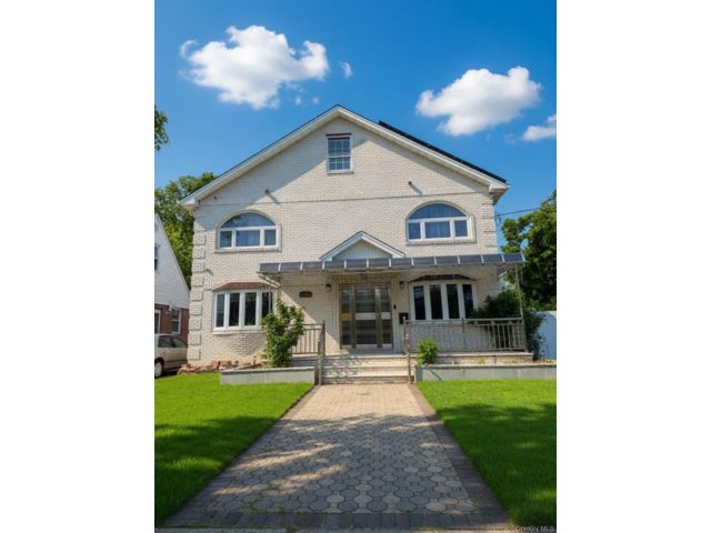  6 BR,  4.00 BTH &nbsp;Colonial style home in New Hyde Park