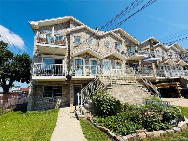 11 BR,  5.00 BTH &nbsp;House style home in Throggs Neck