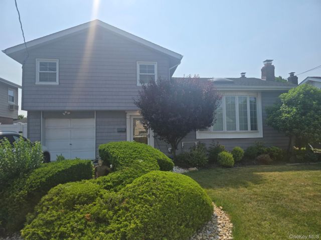  4 BR,  3.00 BTH &nbsp;Split level style home in East Rockaway