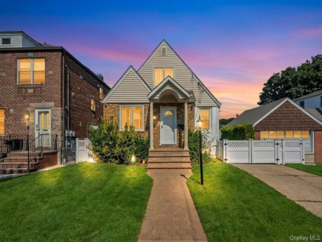  4 BR,  2.00 BTH &nbsp;Cape cod style home in Valley Stream