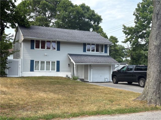  5 BR,  3.00 BTH &nbsp;Contemporary style home in Central Islip
