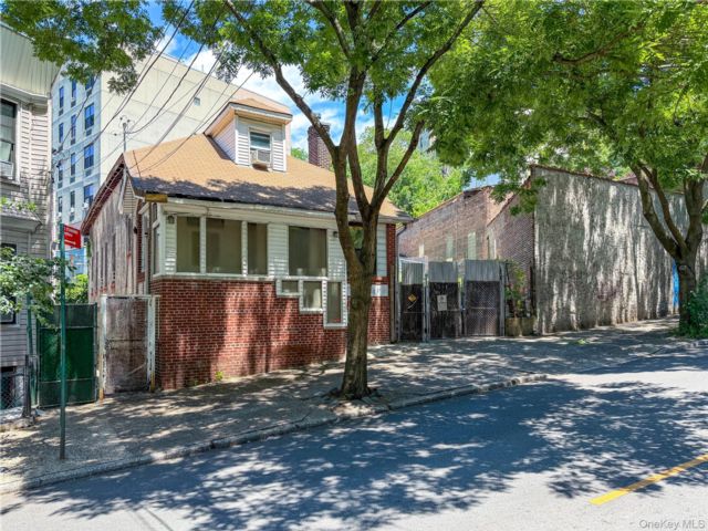  4 BR,  3.00 BTH &nbsp;Colonial style home in Stadium