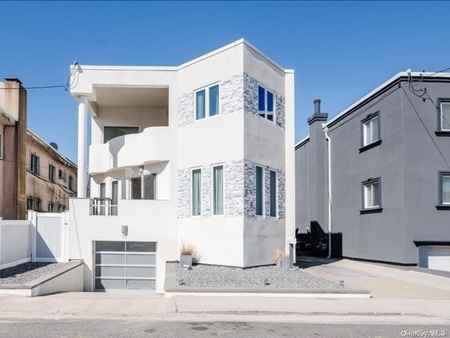  3 BR,  3.00 BTH &nbsp;Contemporary style home in Long Beach
