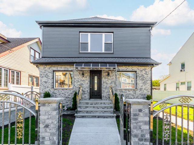  6 BR,  5.00 BTH &nbsp;House style home in Saint Albans