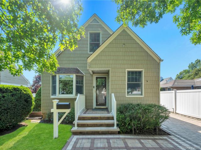  3 BR,  2.00 BTH &nbsp;Cape cod style home in Oceanside