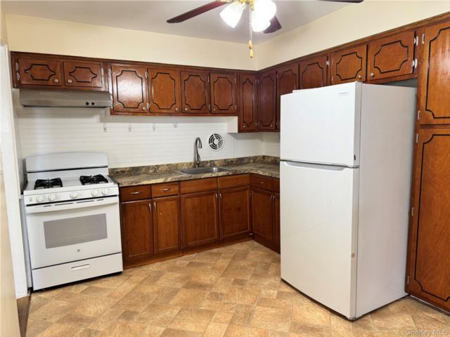  3 BR,  2.00 BTH &nbsp;Colonial style home in Corona