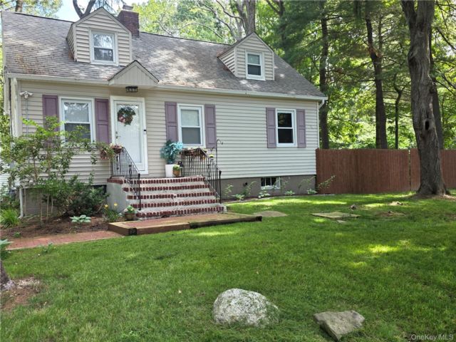  3 BR,  1.00 BTH &nbsp;Cape cod style home in Dix Hills