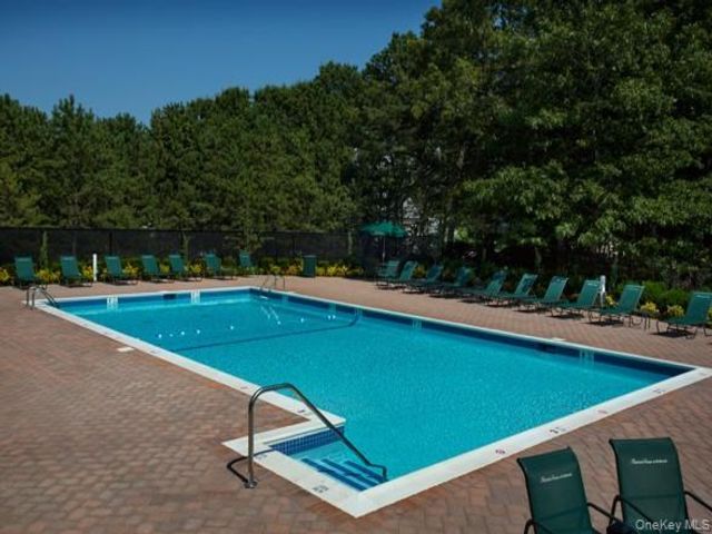  2 BR,  2.00 BTH &nbsp;Includes legal  style home in Holbrook