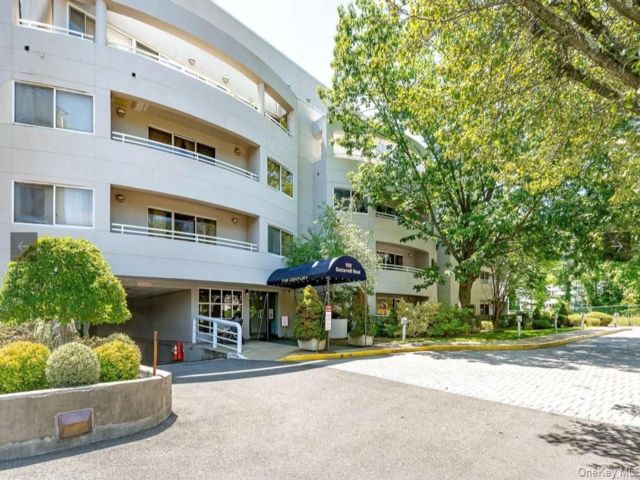  2 BR,  3.00 BTH &nbsp;Other style home in Great Neck