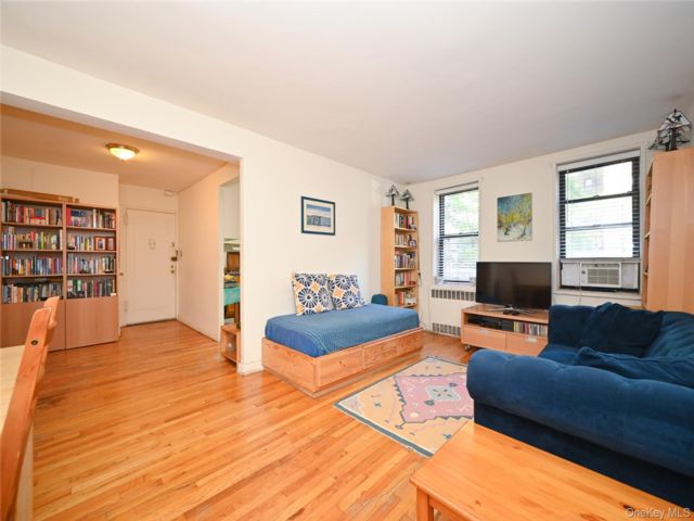  1 BR,  1.00 BTH &nbsp;Mid rise style home in Rego Park