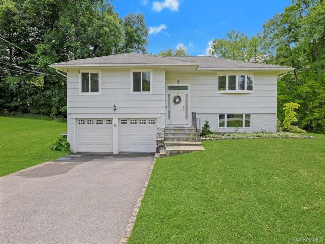  3 BR,  2.00 BTH &nbsp;Split level style home in Ossining