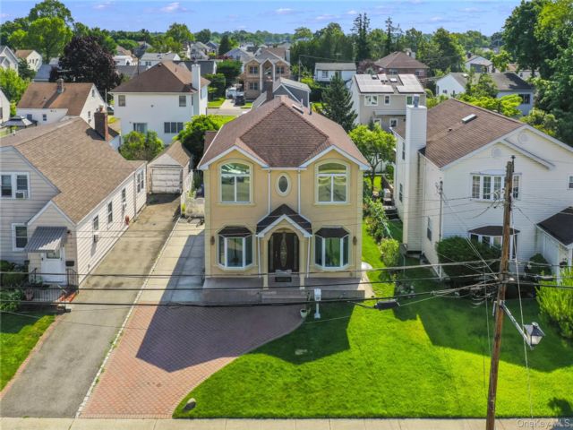  5 BR,  4.00 BTH &nbsp;Colonial style home in New Hyde Park