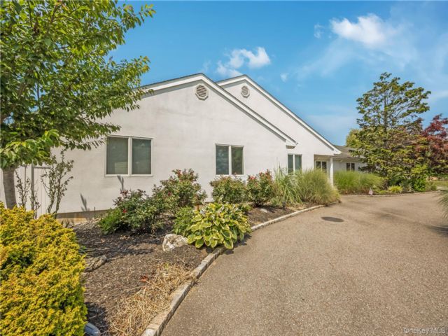  5 BR,  3.00 BTH &nbsp;Ranch style home in Melville
