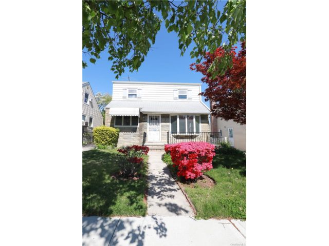 4 BR,  2.00 BTH &nbsp;Colonial style home in Whitestone