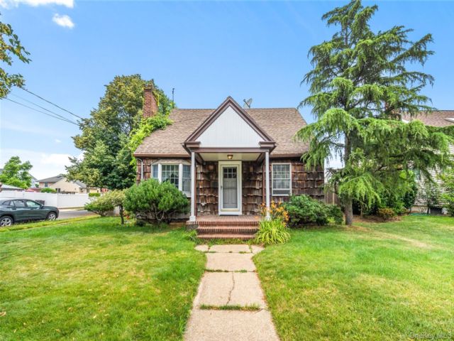  3 BR,  2.00 BTH &nbsp;Cape cod style home in Bellmore