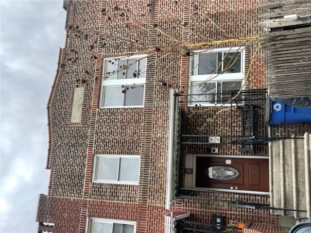  5 BR,  2.00 BTH &nbsp;House style home in Woodside