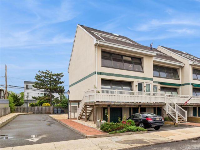  2 BR,  2.00 BTH &nbsp;Condo style home in Long Beach