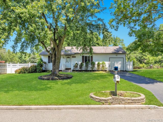  3 BR,  2.00 BTH &nbsp;Ranch style home in Lake Ronkonkoma