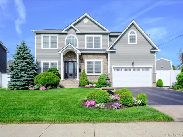  4 BR,  3.00 BTH &nbsp;Colonial style home in Massapequa