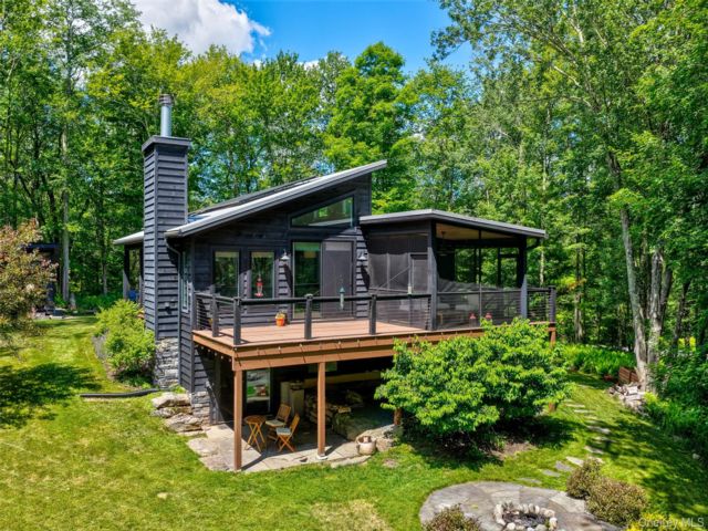  3 BR,  2.00 BTH &nbsp;Contemporary style home in Swan Lake