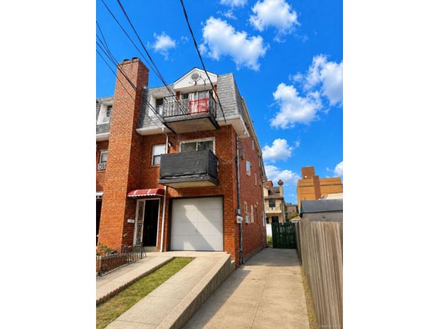  8 BR,  3.00 BTH &nbsp;House style home in Flushing