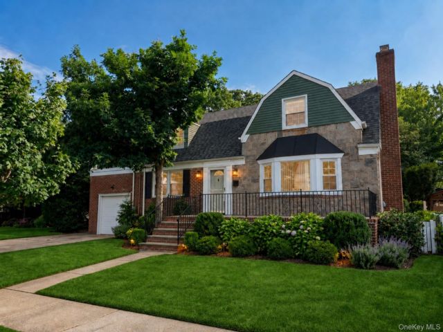  4 BR,  3.00 BTH &nbsp;Exp cape style home in Lynbrook
