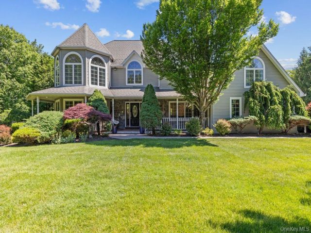  7 BR,  4.00 BTH &nbsp;Colonial style home in Pomona