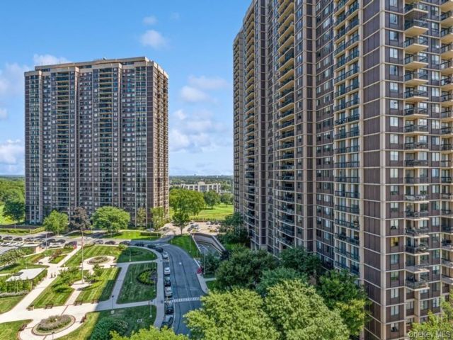  1 BR,  1.00 BTH &nbsp;High rise style home in Floral Park