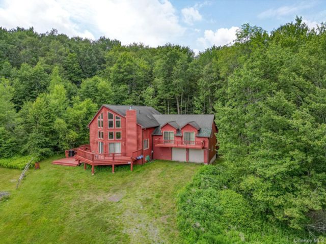  5 BR,  3.00 BTH &nbsp;Chalet style home in Swan Lake