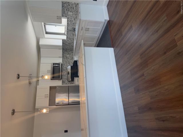  3 BR,  1.00 BTH &nbsp;Full floor apar style home in Wakefield