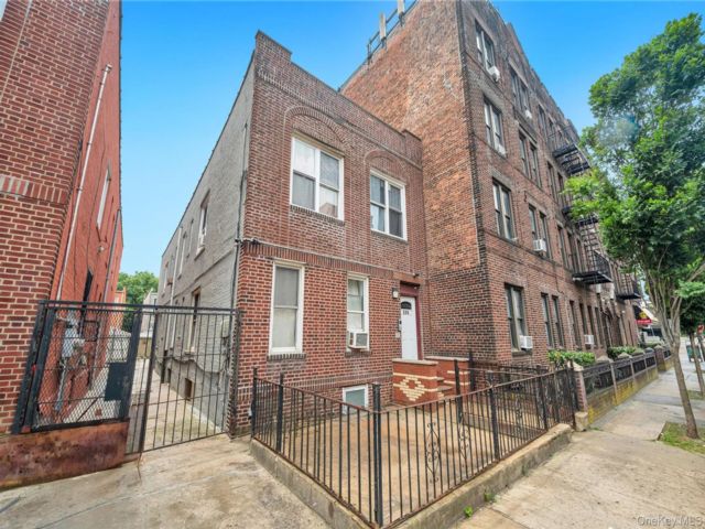  7 BR,  4.00 BTH &nbsp;House style home in East Flatbush