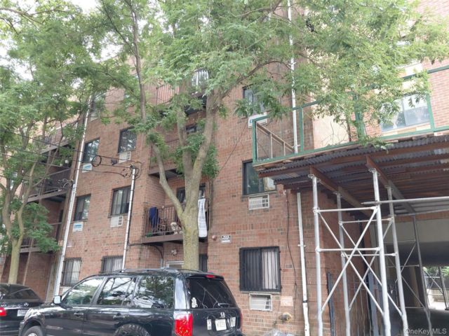  1 BR,  1.00 BTH &nbsp;Mid rise style home in Mosholu