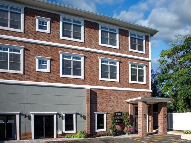  2 BR,  2.00 BTH &nbsp;Includes legal  style home in Huntington