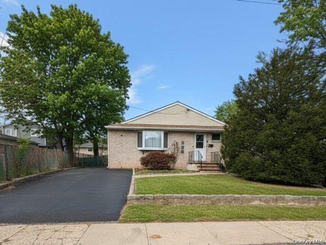  3 BR,  1.00 BTH &nbsp;Ranch style home in Bayville