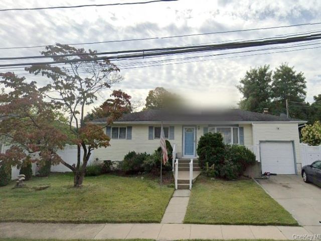  4 BR,  1.00 BTH &nbsp;Other style home in Bay Shore