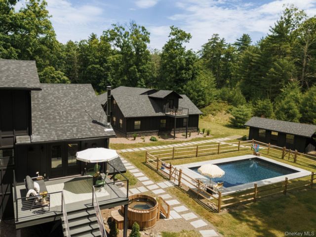  7 BR,  6.00 BTH &nbsp;Contemporary style home in Kerhonkson