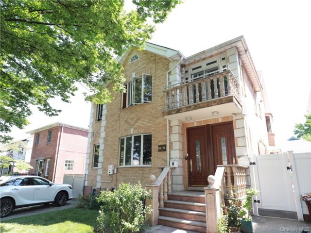  4 BR,  3.00 BTH &nbsp;Colonial style home in Fresh Meadows