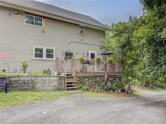 3 BR,  1.00 BTH &nbsp;House style home in New Windsor